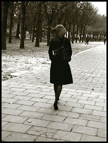 Mujer caminando sola